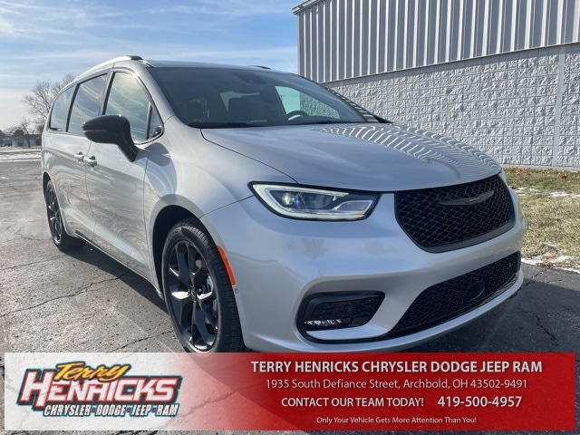 2026 Chrysler Pacifica Select's photo