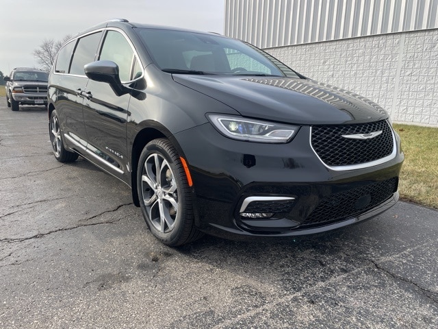 2026 Chrysler Pacifica Pinnacle's photo