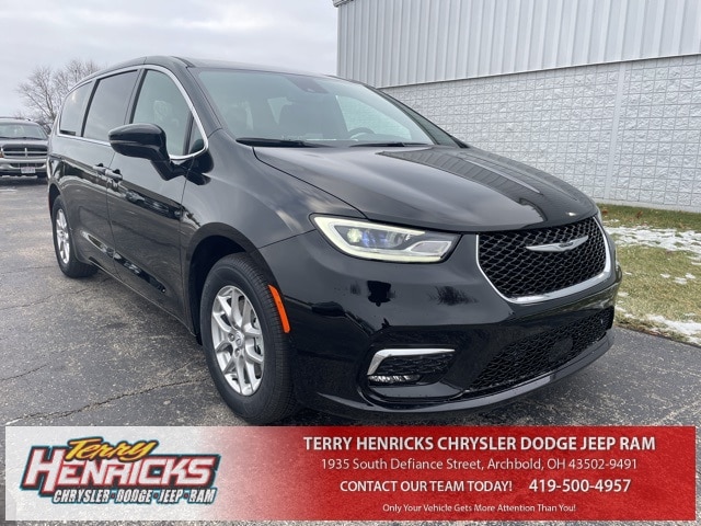 2026 Chrysler Pacifica Select's photo