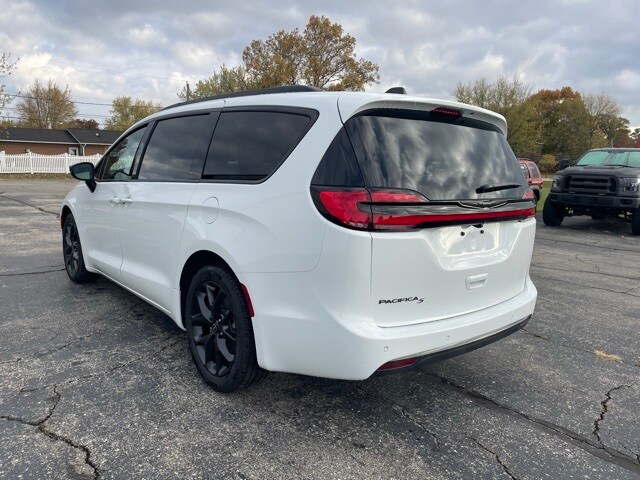 2026 Chrysler Pacifica photo 2