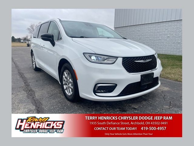 2024 Chrysler Pacifica Touring L's photo