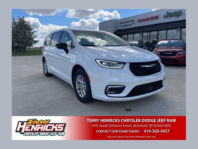 2026 Chrysler Pacifica Select's photo