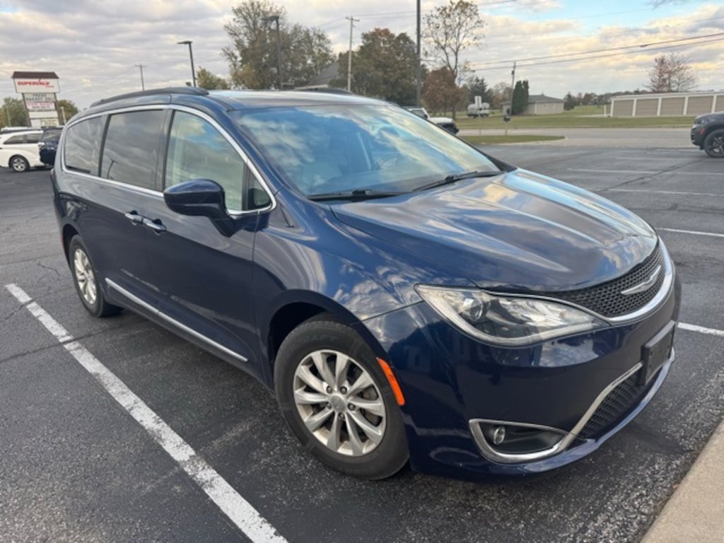 Used 2017 Chrysler Pacifica Touring L Minivan/Van