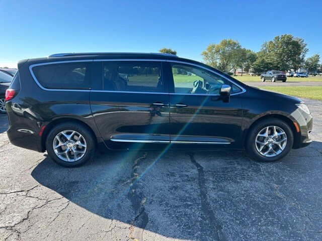 2018 Chrysler Pacifica Limited photo 3