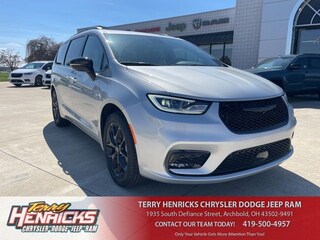New 2026 Chrysler Pacifica SELECT AWD Passenger Van in Archbold, OH