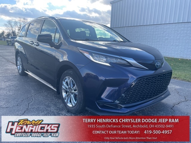 2022 Toyota Sienna XSE's photo