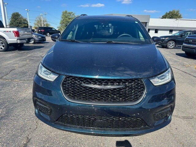 2022 Chrysler Pacifica Touring photo 2