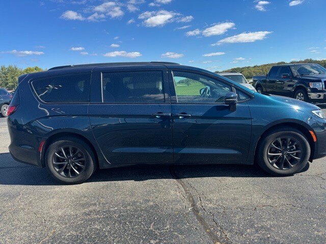 2022 Chrysler Pacifica Touring photo 4