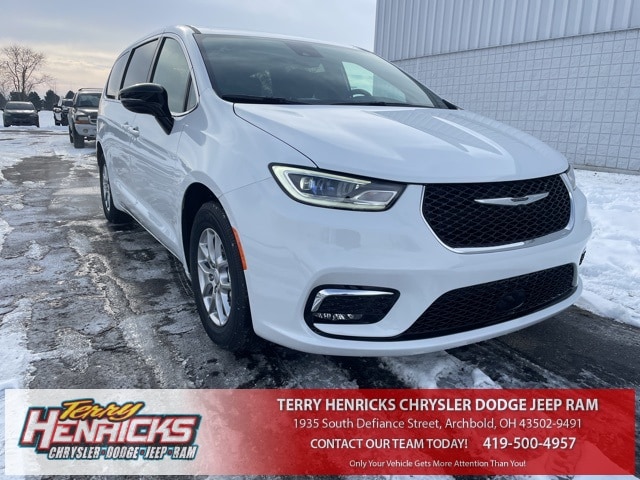 2026 Chrysler Pacifica Select's photo