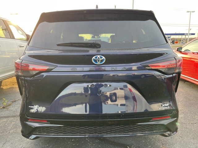 2022 Toyota Sienna XSE photo 3