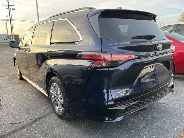 2022 Toyota Sienna XSE photo 2