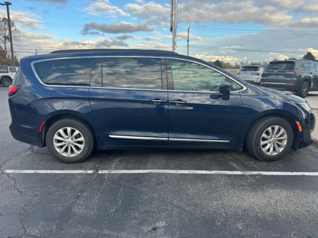 Used 2017 Chrysler Pacifica Touring L Minivan/Van