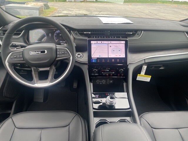 2025 Jeep Grand Cherokee Limited photo 3