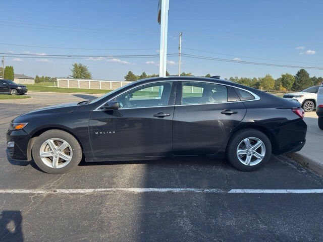 2022 Chevrolet Malibu 1LT photo 2