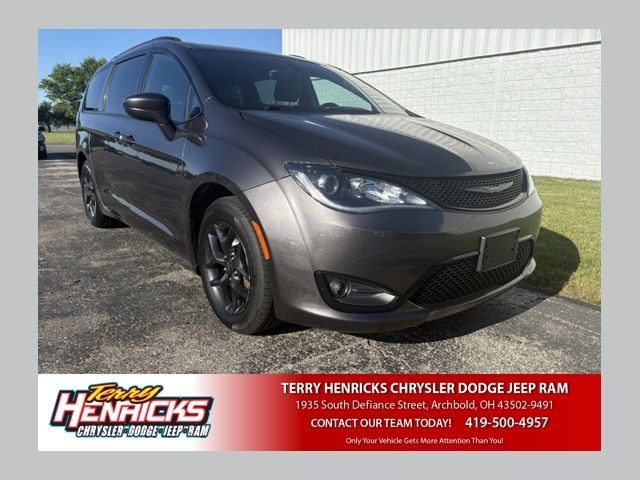 2018 Chrysler Pacifica Touring L's photo