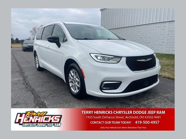 2024 Chrysler Pacifica Touring L's photo