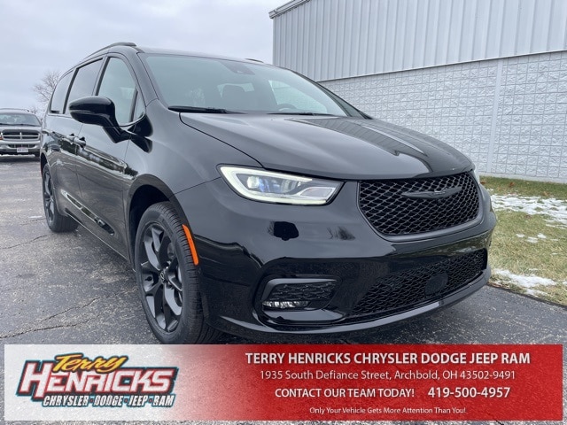2026 Chrysler Pacifica Select's photo