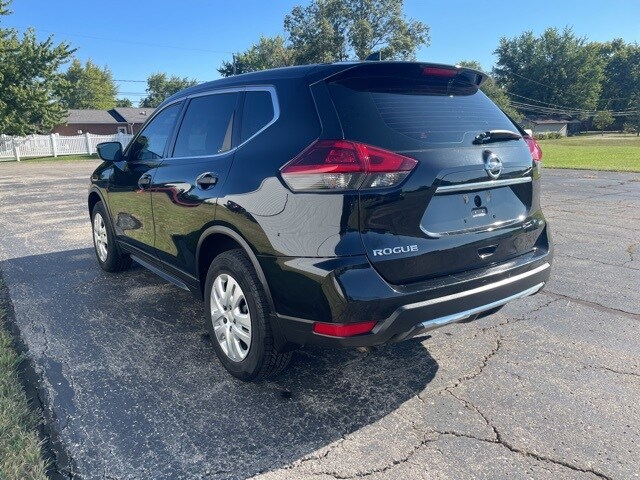 2018 Nissan Rogue SV photo 2