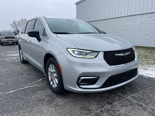 2026 Chrysler Pacifica Select's photo