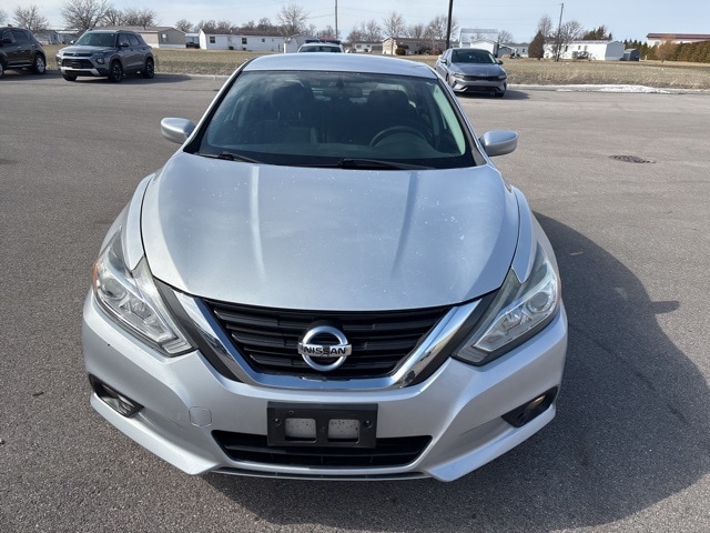 Used 2017 Nissan Altima SV with VIN 1N4AL3AP4HC143820 for sale in Archbold, OH