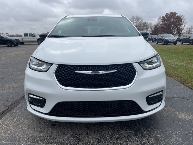 2026 Chrysler Pacifica photo 2