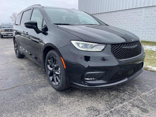 2026 Chrysler Pacifica Select's photo