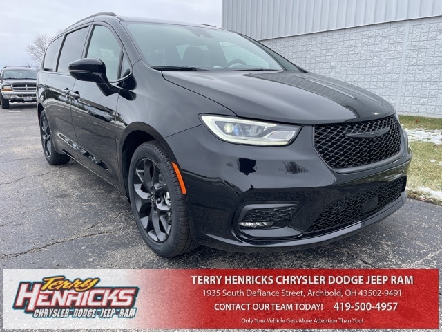 2026 Chrysler Pacifica Select's photo