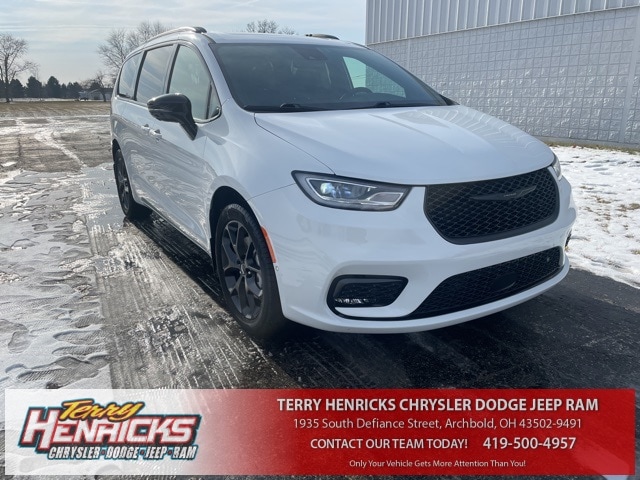 2023 Chrysler Pacifica Limited's photo