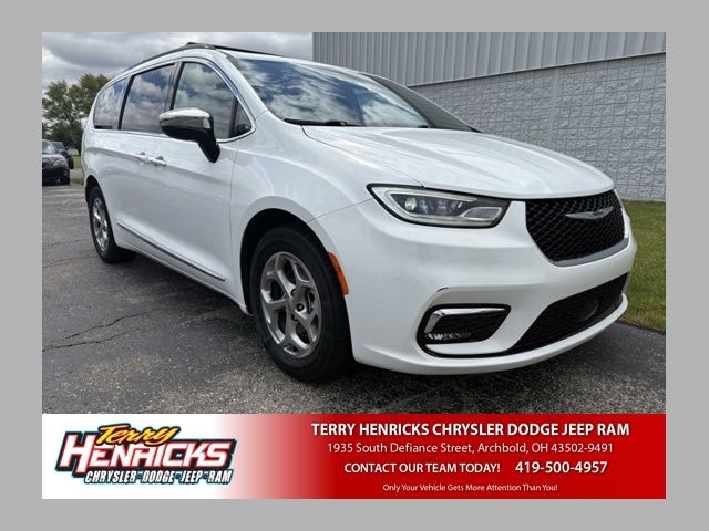 2023 Chrysler Pacifica Limited's photo