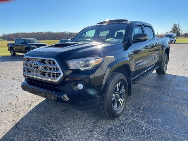 2017 Toyota Tacoma TRD Sport photo 3
