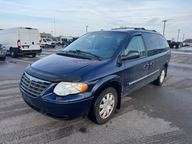 2005 Chrysler Town & Country Touring's photo