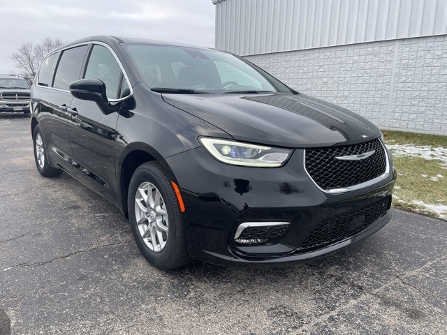 2026 Chrysler Pacifica Select's photo