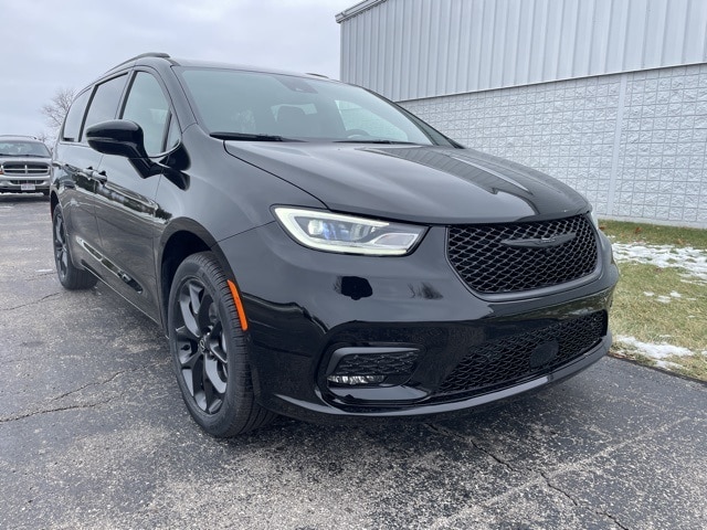 2026 Chrysler Pacifica Select's photo
