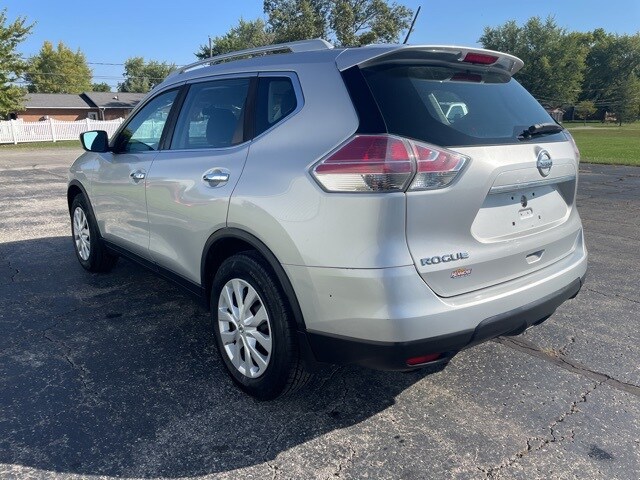 2016 Nissan Rogue SV photo 2