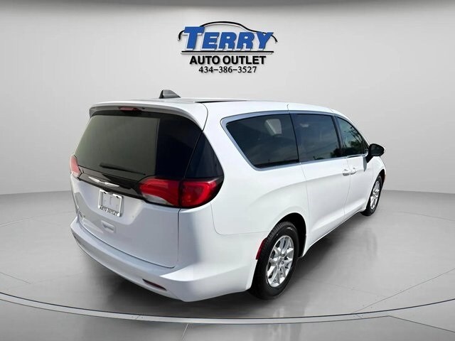 2023 Chrysler Voyager LX photo 2