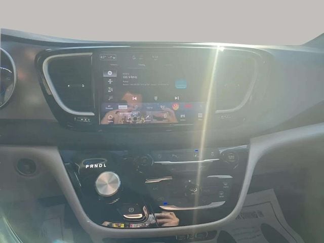 2024 Chrysler Pacifica Touring L - Photo 8
