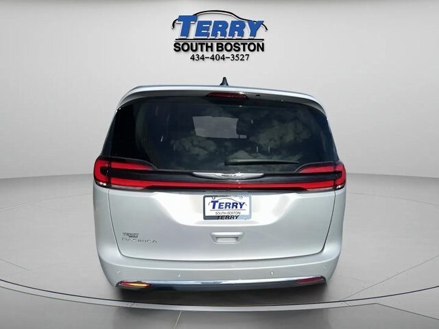 2024 Chrysler Pacifica Touring L photo 2