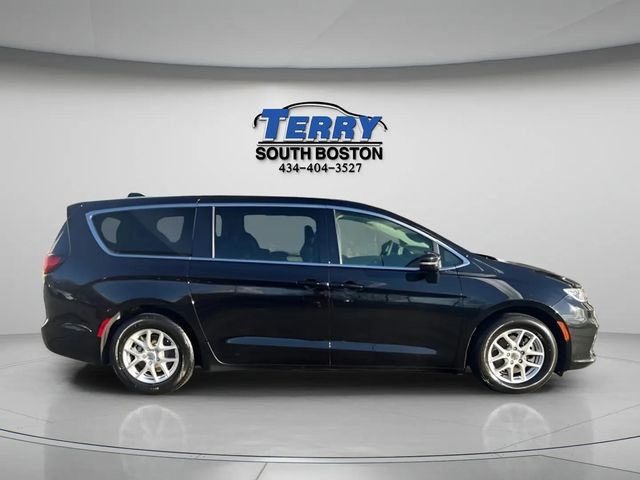 2024 Chrysler Pacifica Touring L's photo