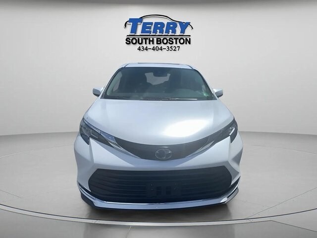 2023 Toyota Sienna XLE photo 2