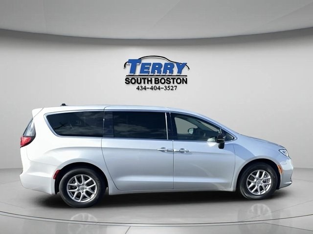 2024 Chrysler Pacifica Touring L's photo