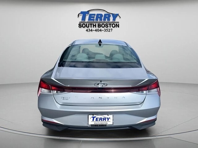 2023 Hyundai Elantra SEL photo 4