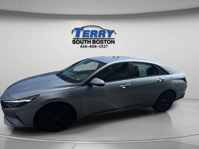 2023 Hyundai Elantra SEL photo 2