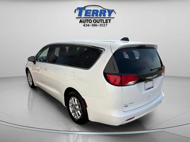 2023 Chrysler Voyager LX photo 3