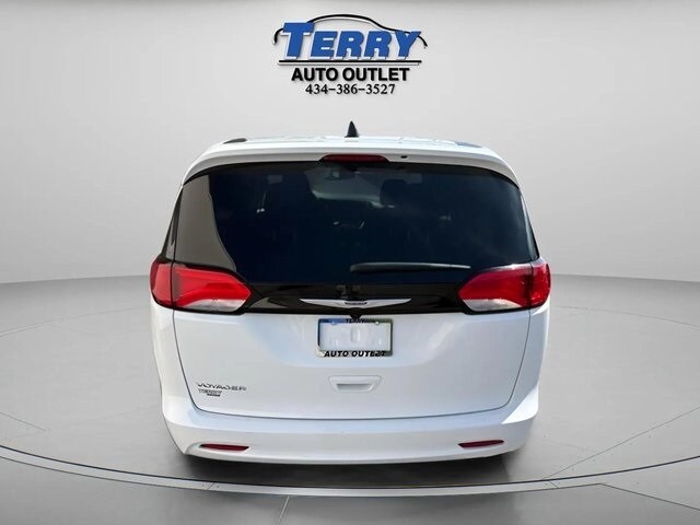 2023 Chrysler Voyager LX photo 4