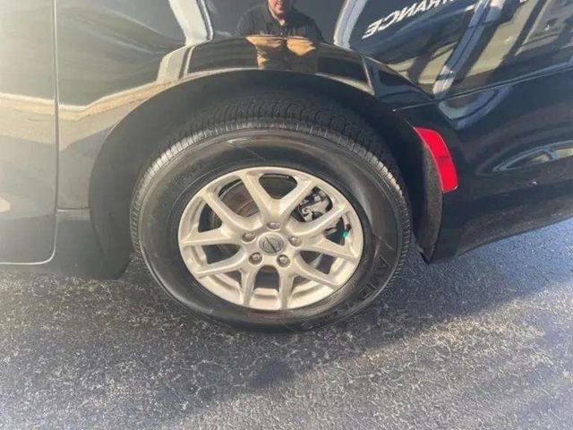 2024 Chrysler Pacifica Touring L - Photo 13