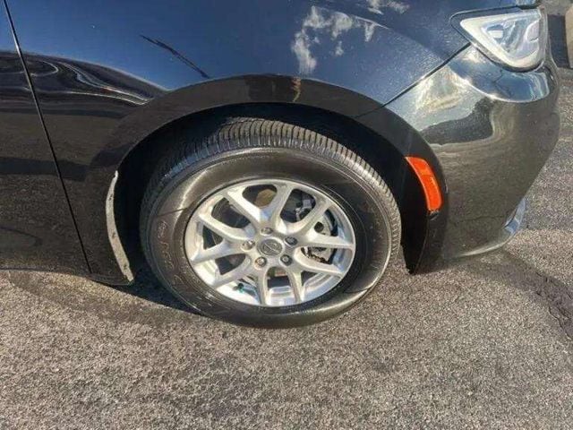 2024 Chrysler Pacifica Touring L - Photo 12