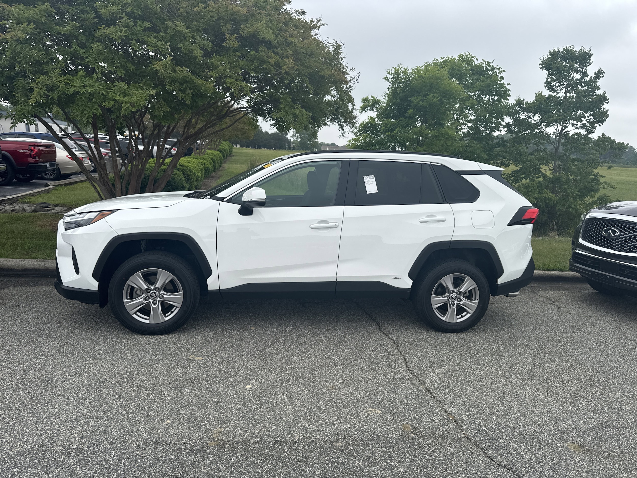 2025 Toyota RAV4 Hybrid XLE photo 6