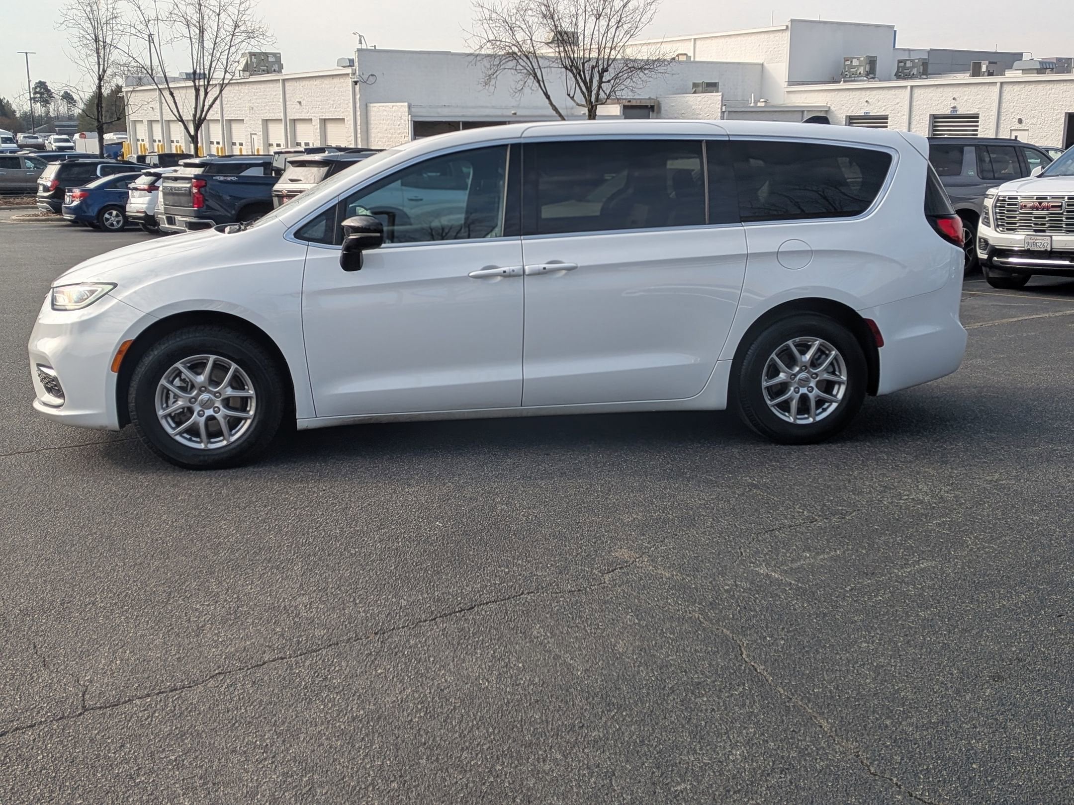 2025 Chrysler Pacifica Select photo 5