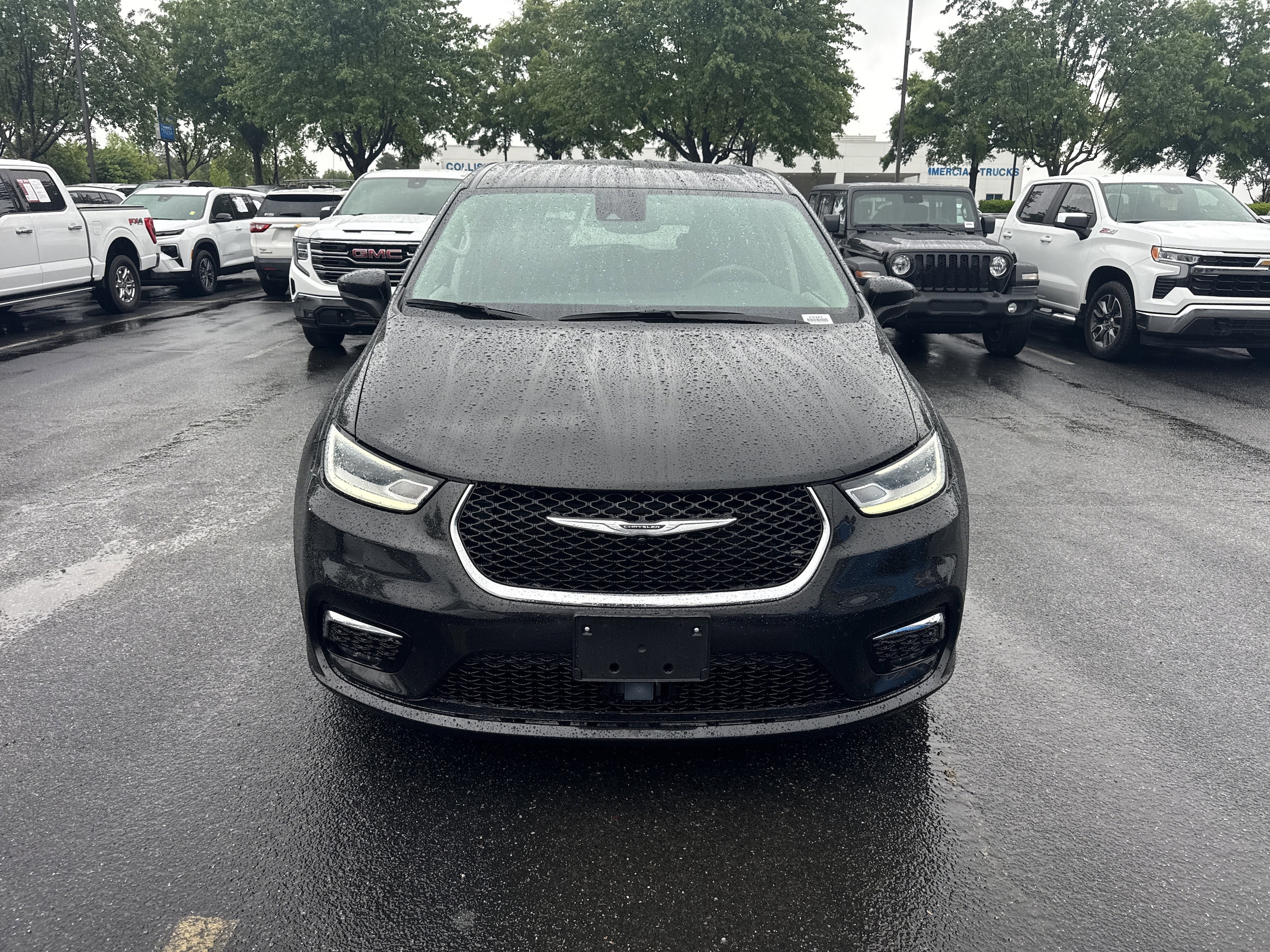 2023 Chrysler Pacifica Touring L photo 3