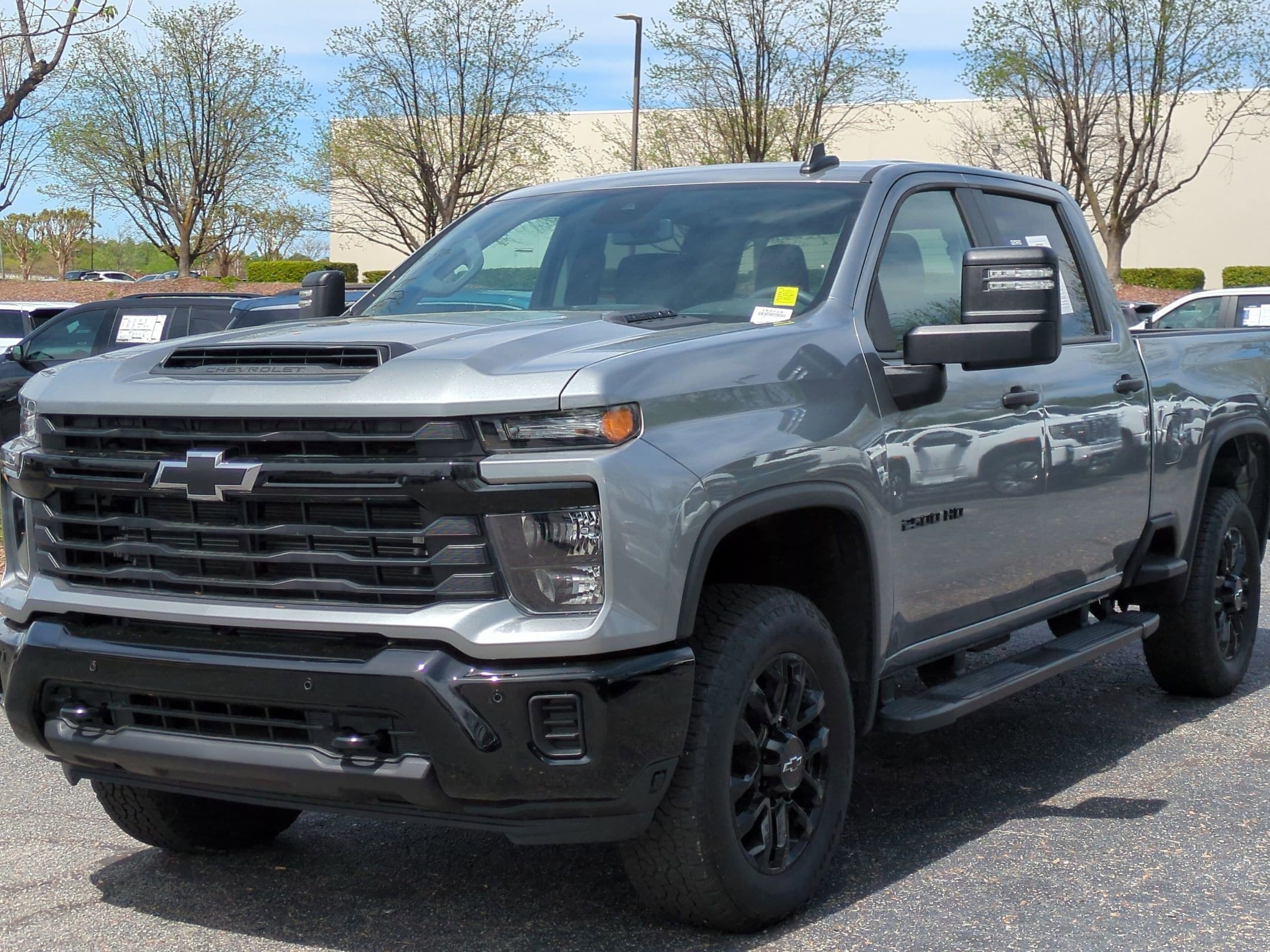 2025 Chevrolet Silverado 2500HD Custom photo 4